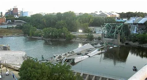 The I-35W Mississippi River bridge case illustrates the long-term effects of stress concentration in structures | Wikipedia