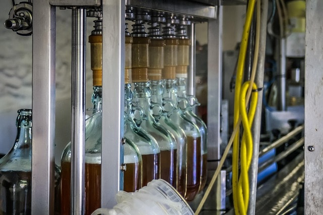 Food processing plant with automated filling line